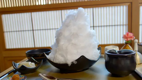 京ほうじ茶のかき氷 白玉練乳付き（1500円）