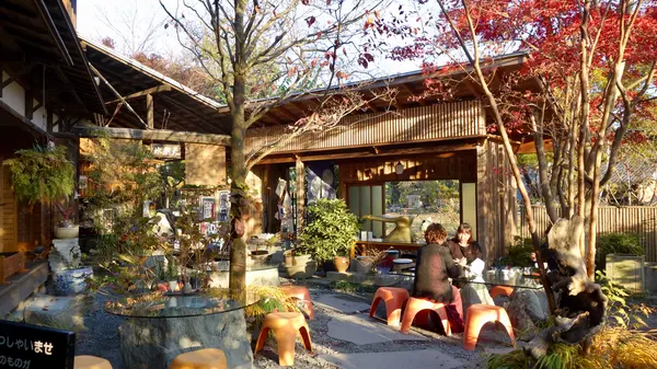 木々に囲まれていてとても趣があるお店。