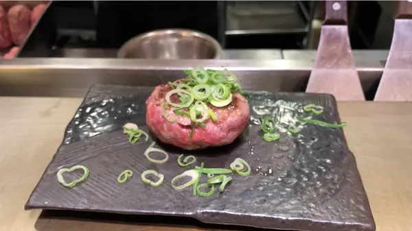さっそく鉄板の上に登場
