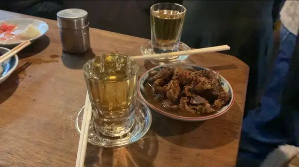 梅割り(200円)とモツ煮(200円)