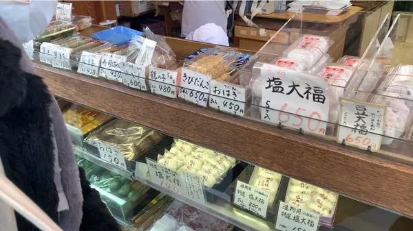 店前に陳列された和菓子たち。