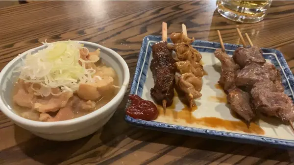 【牛モツ煮込み 600円／もつ焼き５本セット 600円】