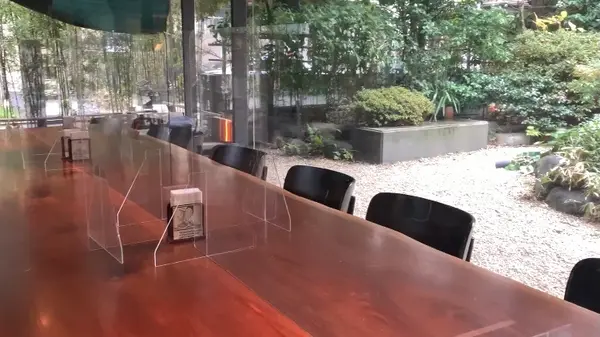 中庭を眺められる大きな一枚板のテーブル席