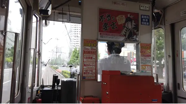 道路のど真ん中を走る路面電車に乗るのは不思議な体験