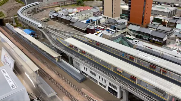 中には巨大な鉄道ジオラマが！
