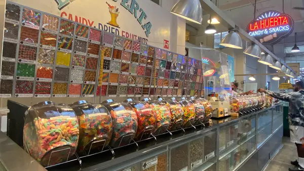 子供心くすぐられる計り売りのお菓子のお店