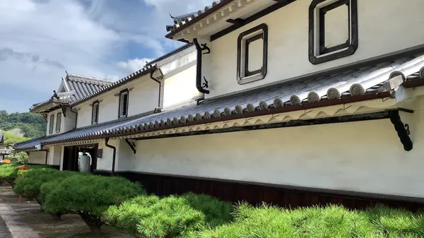 建物は、山口県上関から移築した商家を利用