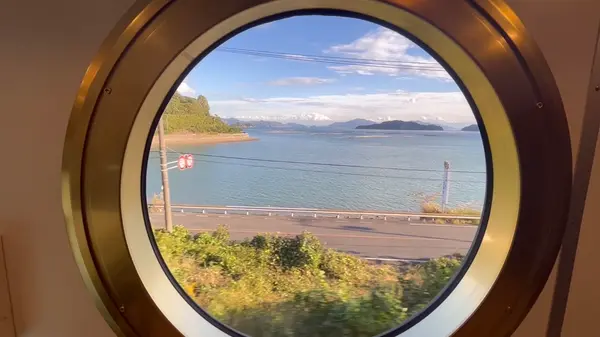 金の丸窓