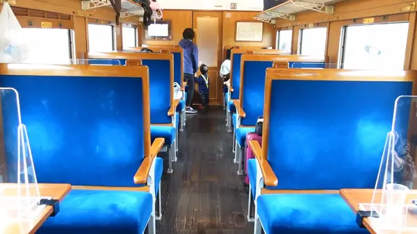 爽やかブルーカラーの座席💺