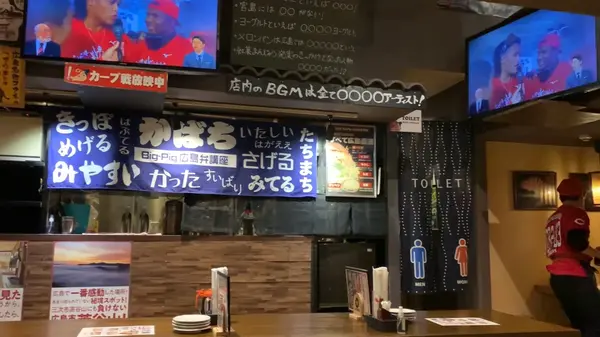 店内にたくさんあるテレビ