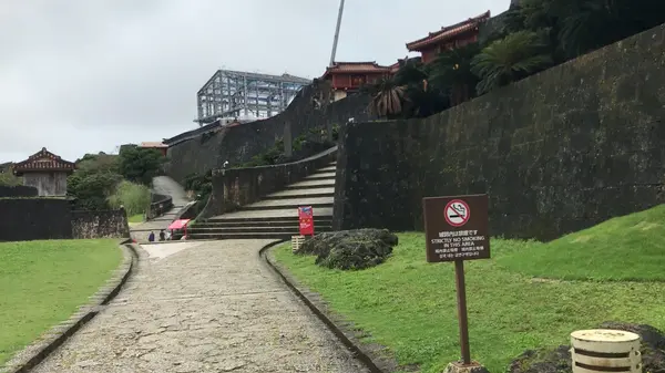 すぐ前に再建中の首里城が見えます