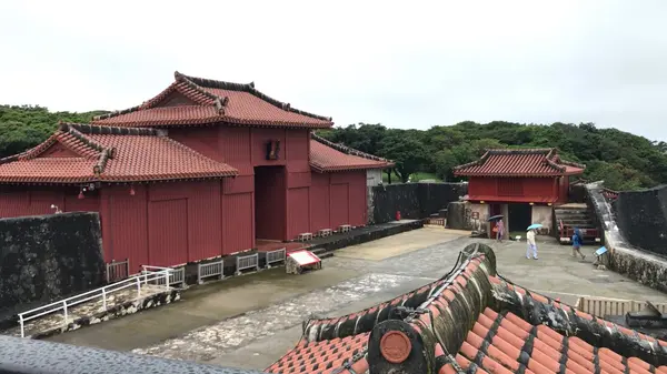 茜色の建物や門