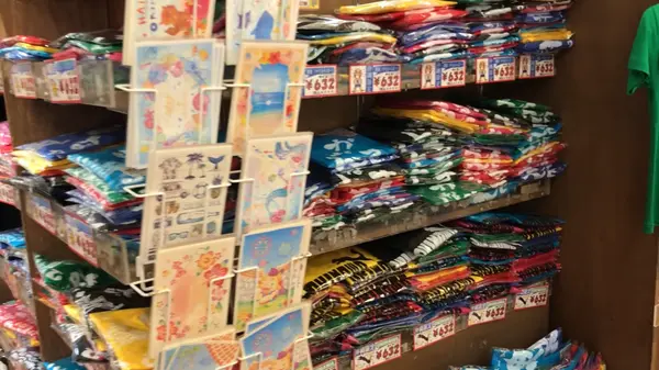 カラフルなTシャツがズラリ