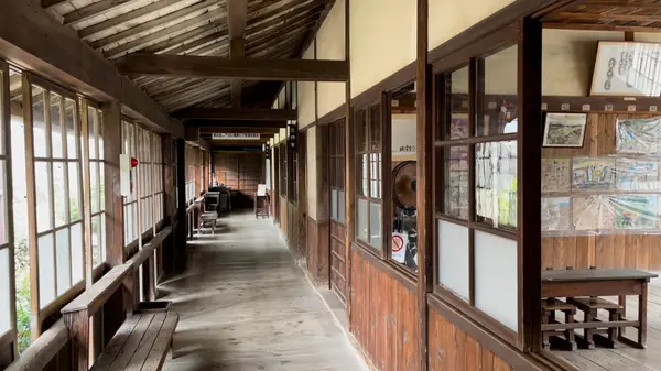 木造校舎の中