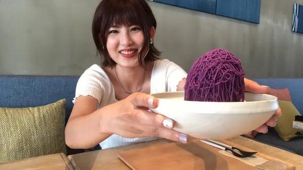 中にジェラートとメレンゲと生クリームが入っている🤤