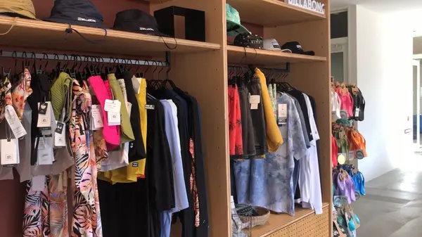 洋服がずらり