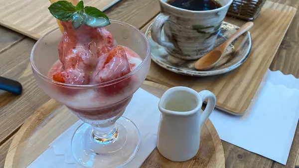 ハンドドリップコーヒー ¥500、手作りいちごのジェラート ¥700