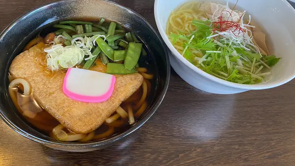 冷やし鶏塩ラーメン(夏限定) ¥940、山菜おあげうどん ¥780