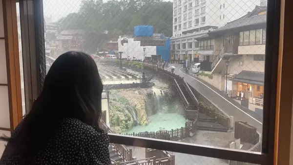 窓から湯畑の景色