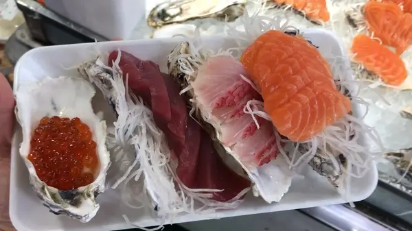 サーモン¥300、アカマチ¥300、マグロ¥500、いくら¥600