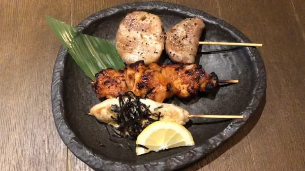 ハス明太豚肉串¥250、鶏モモ肉西京トウガラシ漬け串¥250、鶏ササミ柚子胡椒焼き¥200