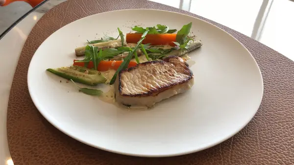 県産豚肉ロースソテー、マスタードソース、県産野菜、ピバーズ