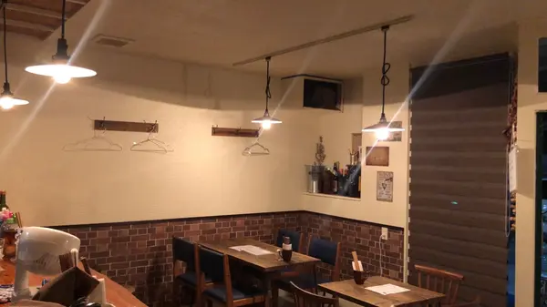 落ち着いた雰囲気のテーブル席