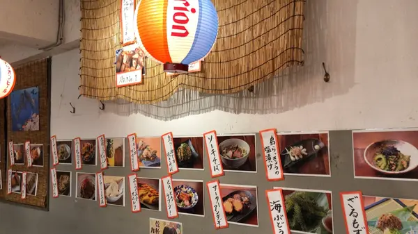壁にもメニューがずらり