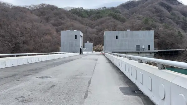 ダムの下流へ行けるエレベーター