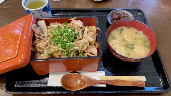 がっつりランチ❗️「豚めし」うまい😋