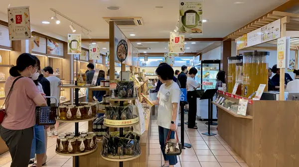店内はたくさんのお客さまで賑わっていました