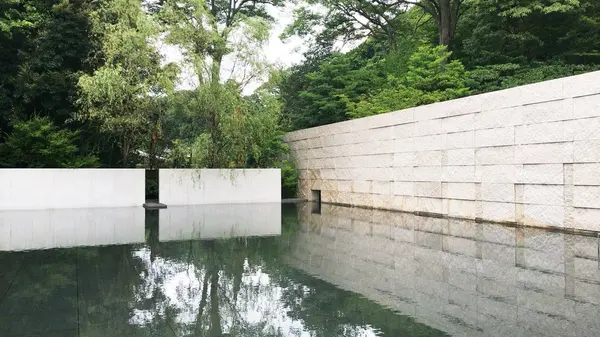 外部回廊から、水鏡の庭