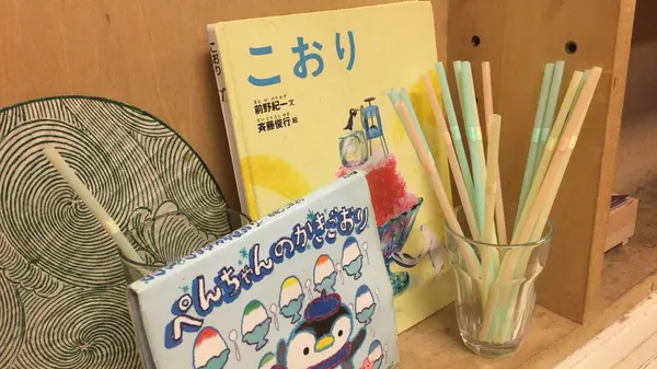店内。かわいい絵本と吸う用のストロー