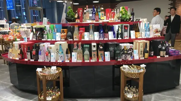 店内中央の「船型什器」