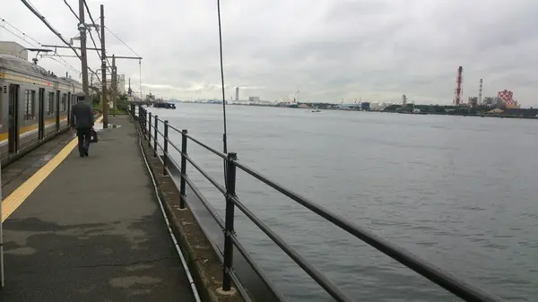 海芝浦駅に別れを告げ、次は扇町駅方面へ