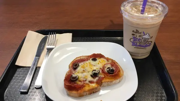 Lサイズのアイスカフェラテとペパロニトースト