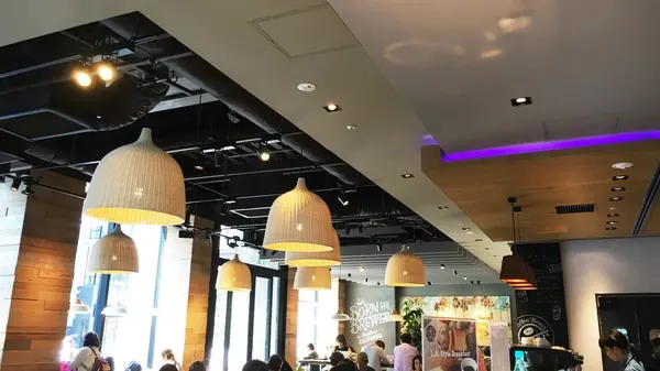 明るい店内とオシャレな音楽