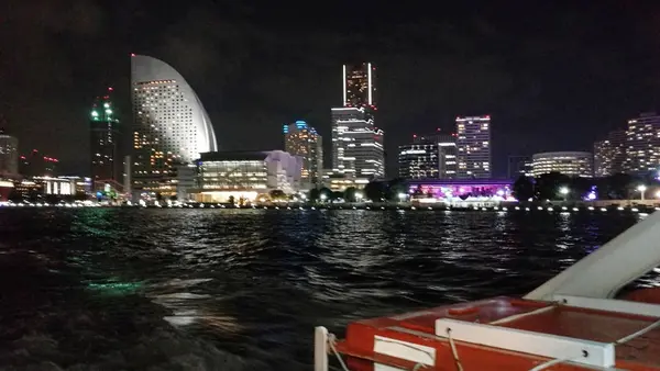 水上バスからのみなとみらい夜景