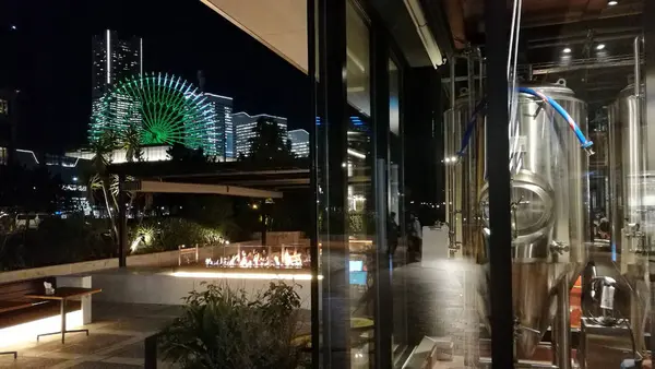 炎ゆらめくテラス席