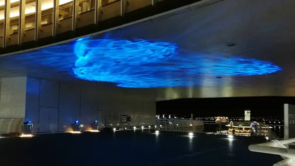 光ゆらめく天井