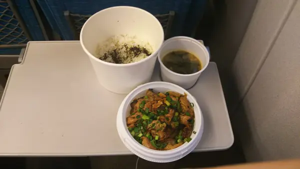 黒丼、幸丼バラ、炙り鶏皮丼、黒豚骨中華そばなど