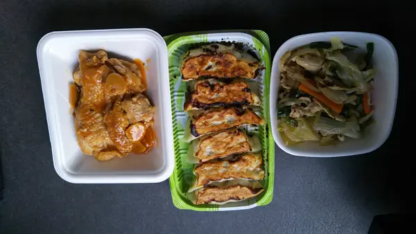 野菜炒め、チキン、餃子