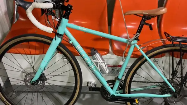 自転車は紐で括って、私は船内に。