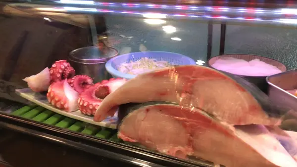 カウンター前のショーケース