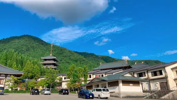 大師山のふもとに佇む