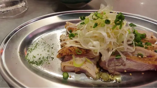青さ塩で食べる 鶏炙り刺し 550円