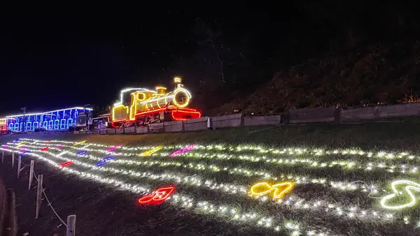 光るミニ汽車に乗れる！