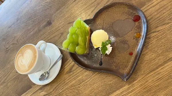 最後は、カフェラテとシャインマスカットタルト