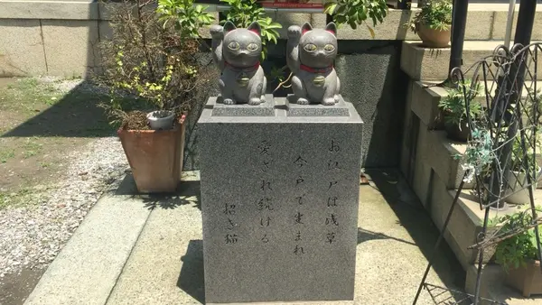 本殿の左手に注目！石なで猫