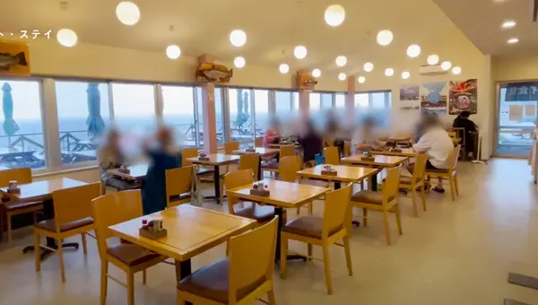 平日でも混み合う店内